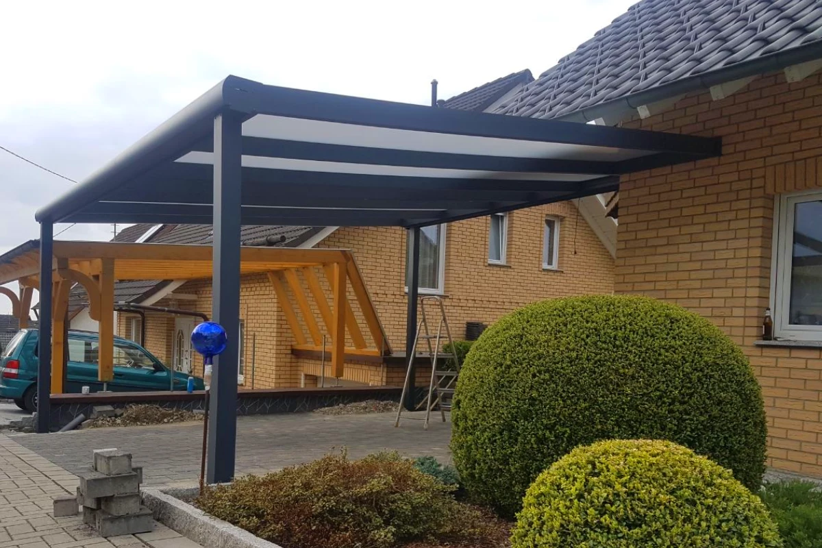 Freistehendes Carport mit Tiefenversatz in Overath
